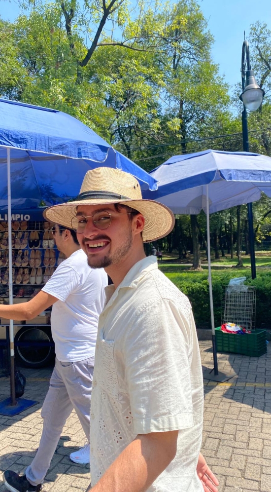 A side picture of Johan Maysonet Peña with a straw hat in Chapultepec, Mexico