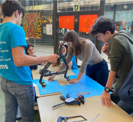 MIT student Irene Terpstra (center, leaning over table) taught a week-long robotics workshop to 11th and 12th graders at CIC Escola de Batxillerats in Barcelona through the GTL Spain Program. 