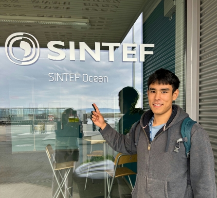Student in front of Sintef Ocean office