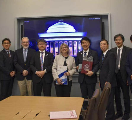President Kornbluth standing in front of the screen with Prof Duane Boning and 8 Science of Tokyo leadership