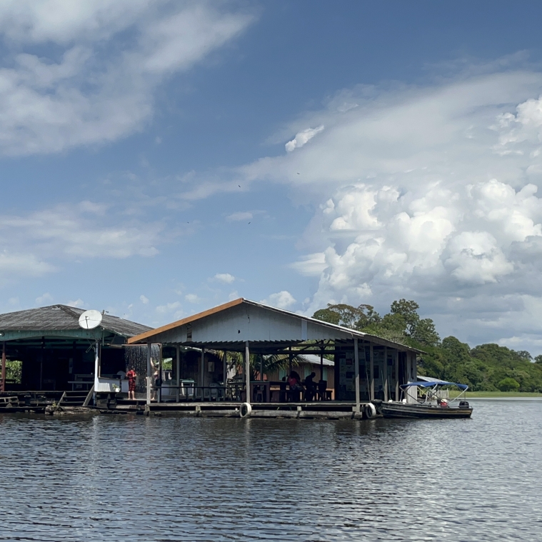 Vila flutuante near Manaus