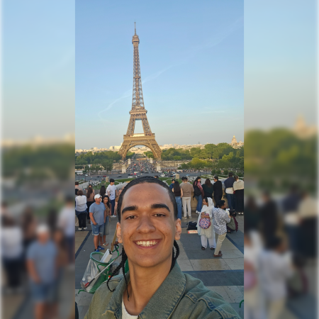 Selfie of Gabriel Hemetrio among a crowd with the Eiffel Tower in the background