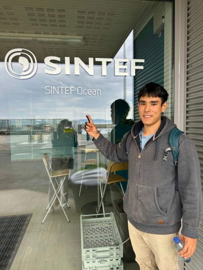 Student in front of Sintef Ocean office